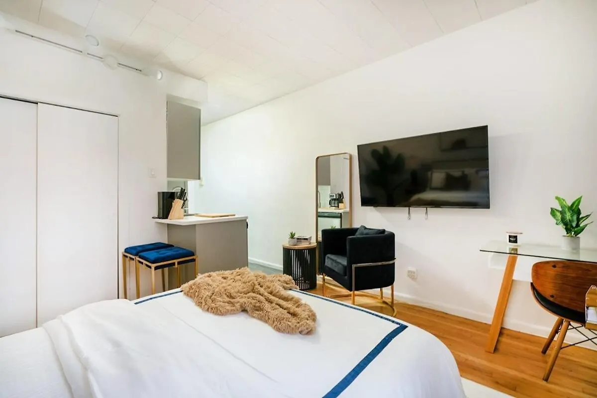 74-1C New Studio With Private Outdoors - Gym New York 0*,