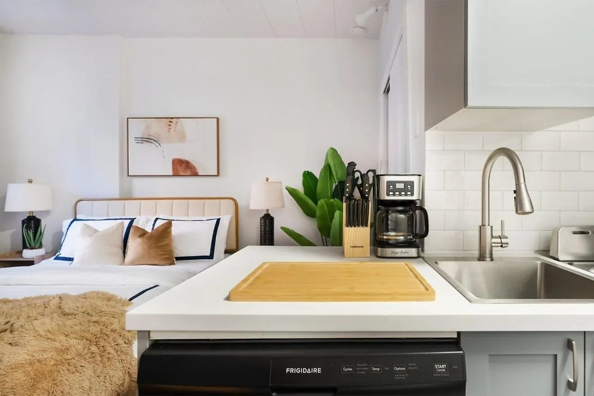 74-1C New Studio With Private Outdoors - Gym New York Apartmán